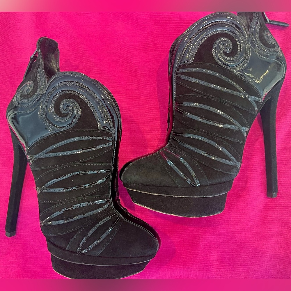 EUC SZ 6 stunning Brian Atwood Black Patent and Suede Figara Booties